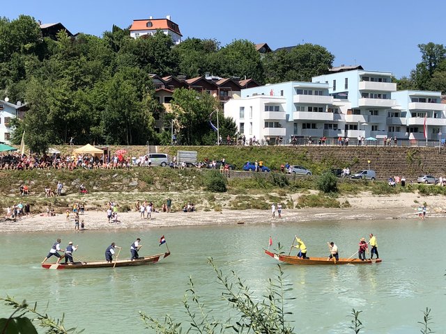 Die Schützen in ihren Schiffen ruderten aufeinander zu.