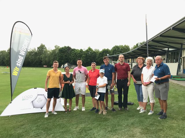 Top: P. Fürstaller (WOCHE), D. Pfeifer-Sommer (Clubmanagerin), M. Setscheny (Golfhouse) und die Sieger des Turniers (v.l.)