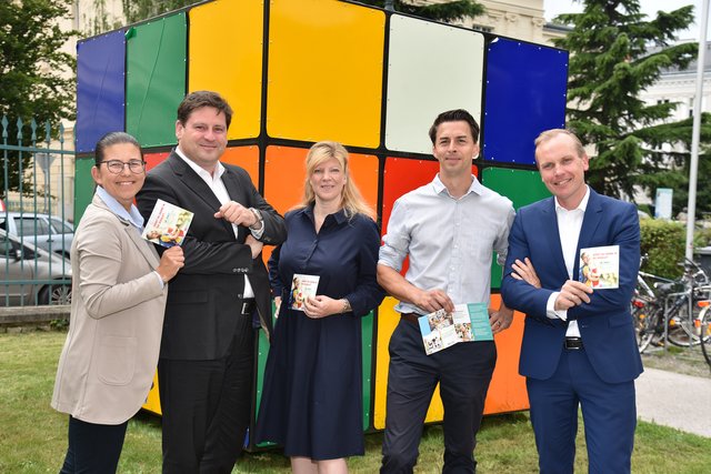 Im Bild (v.li.): May-Britt Alroe-Fischer. (Schulgründerin), Bürgermeister Dipl.-Ing. Stefan Szirucsek, Sabine Halper-Novoszad (Schulgründerin), Michael Novoszad (Schulgründer) sowie Sebastian Fischer (Schulgründer).