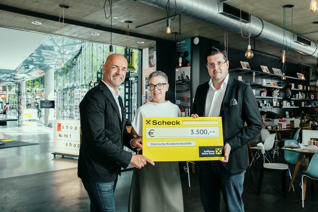 Michael Schunko (Kunsthaus Café), Barbara Steiner (Kunsthaus Graz) und Mario Walcher (Steirische Kinderkrebshilfe) freuen sich über die erreichten 3.500 Euro für die Steirische Kinderkrebshilfe. (v.l.n.r.)