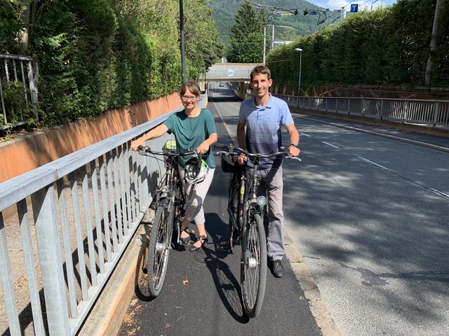 Stadträtin Martina Berthold und Andreas Pichler (Straßen- und Brückenamt) am frisch sanierten Radweg in der Clemens-Krauss-Straße.