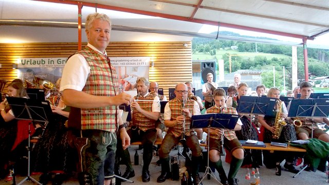 Kapellmeister Gerhard Lipp mit seiner Trachtenmusikkapelle Gröbming.
