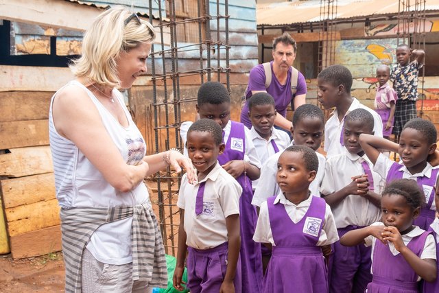 "Stream of Life"-Gründerin Monika Koczi mit ihren Kindern, für die der Verein neue Schuluniformen finanziert hat.