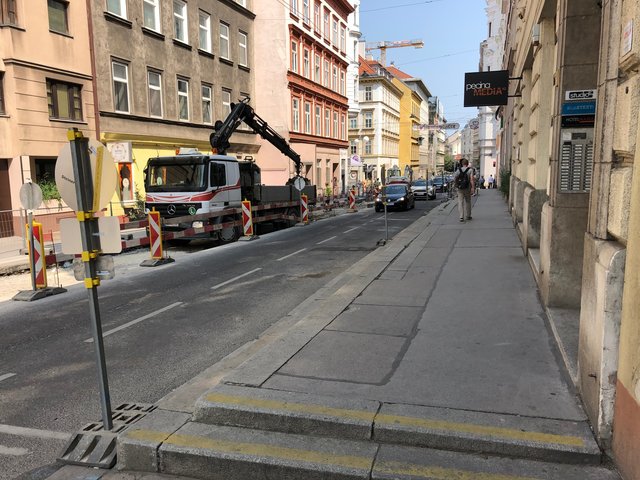 Bis Ende August dauern die Arbeiten an der Fahrbahn in der Neustiftgasse. | Foto: BV7