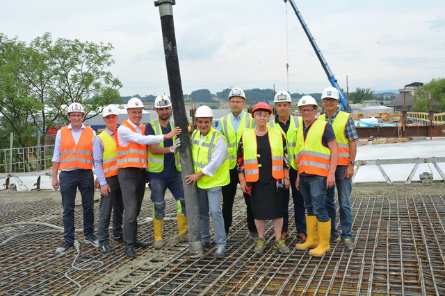 Lokalaugenschein auf der Umfahrungsbaustelle: Die Arbeiten schreiten zügig voran und man liegt voll im Zeitplan.