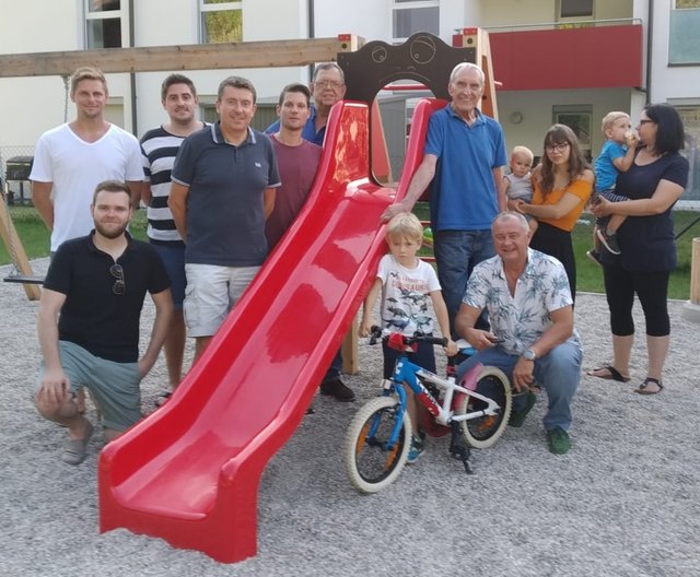 Beim „Get together“ in der Mühlgasse 6 in Kirchschlag unter der Patronanz der NBG fanden sich neben den jungen Familien unter anderem auch Gemeinderat Mario Tanzler (3.v.l.), Vizebürgermeister Karl Kager (4.v.l.), NBG-Direktor Walter Mayr (6.v.r.) und NBG-Pressereferent Hans Stefan Hintner, ein. | Foto: NBG