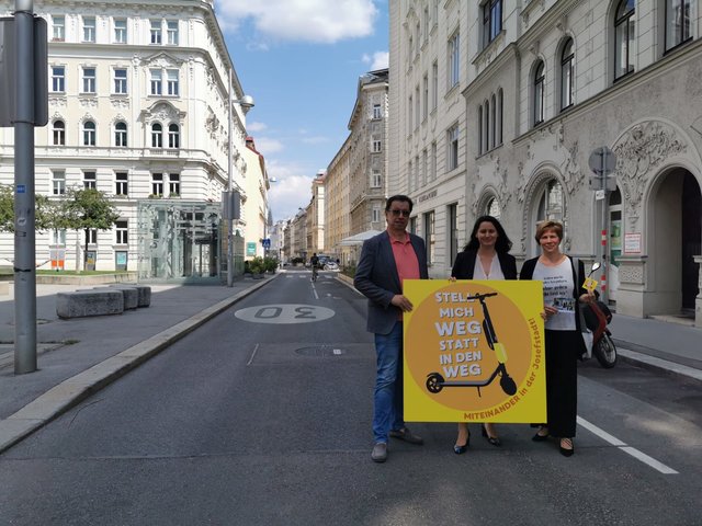Bezirksrat Eduard Hacker mit Bezirkschefin Veronika Mickel-Göttfert (beide ÖVP) und Martina Strasser vom Verein "Walk-Space.at". | Foto: Reisenbauer