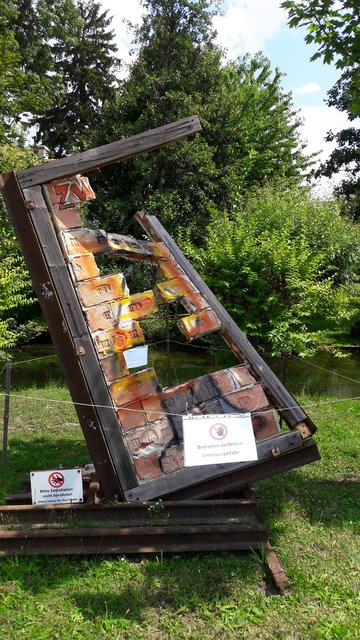 Unbekannte zerstörten die Skulptur "Zwanglos".