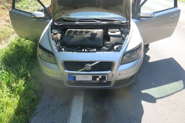 Im Motorraum eines Autos kam es zum Brand.