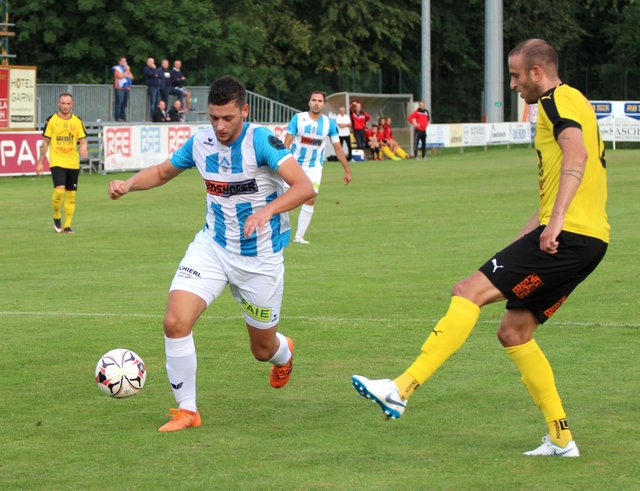 Schwanenstadt-Heimkehrer Boris Bisercic (l.) wirbelt die gegnerischen Abwehrreihen gehörig durcheinander.