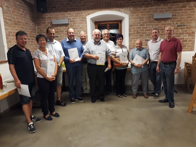 Hattinger Manfred und Anni, Mitterlehner Franz, Harrer Karl, Malzer Josef (alle 25 Jahre) Möslinger Otto, Oberroither Alois, Möslinger Maria (alle 40 Jahre) Mairhuber Engelbert (50 Jahre) mit Vizebürgermeister Josef Kaser und ÖAAB-Obmann Heinz Stöger (Heinz wurde auch zu 25 Jahre geehrt)