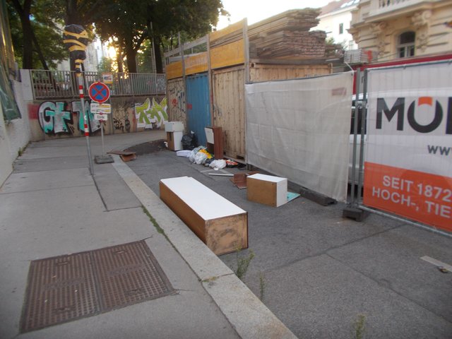 Da hat sich leider in der Blümelgasse "im Schutz" einer Baustelle eine illegale Mülldeponie etabliert!