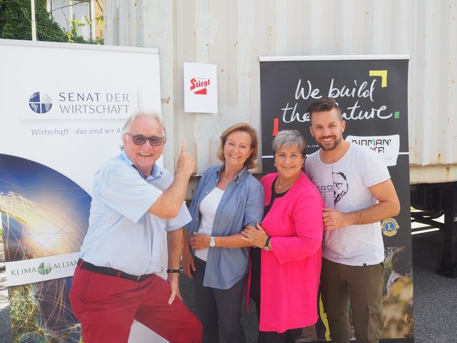 Hans Harrer (Senat der Wirtschaft), Initiatorin Eva Mück, Waltraud Martius und Ludwig Stepan (Senat der Wirtschaft) beim Beladen des Spendencontainers.