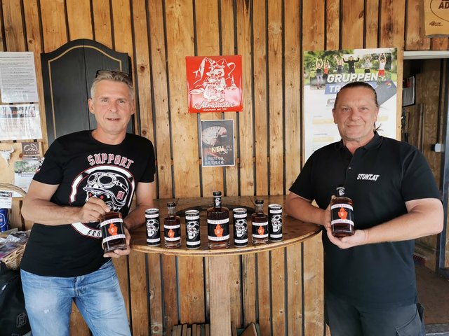 Joe Schreiner mit Christian Löschnigg (r.), dem Power-Rum und dem Powerdrink Support 81 – einer idealen Mixtur.