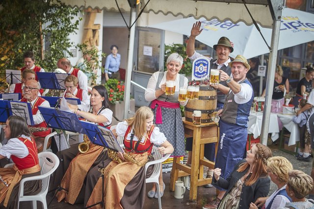 Sonja Kain von der Brau Union Österreich beim Bieranstich mit Veranstalter Stefan Schwabl und Heinz Fuchs (Obmann des Tourismusverbandes Saalbach Hinterglemm)