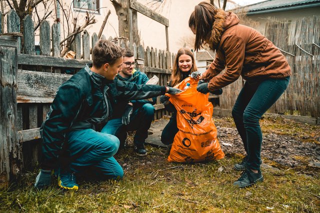 Mit Handschuhen und Müllsäcken von der Salzburger Abfallbeseitigung ausgestattet, zogen die Landjugendmitglieder der Gruppe Mariapfarr-Weißpriach durch die Straßen und säuberten ihre Heimatorte. | Foto: Landjugend Salzburg