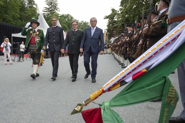 Abschreiten der Front beim Empfang in Going: Jean-Claude Juncker, Günther Platter, Arno Kompatscher, Fritz Tiefenthaler (v. re.). | Foto: Land/Berger