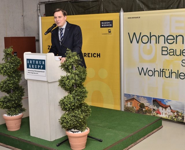 Landtagsabgeordneter Christoph Kaufmann bei einer Schlüsselübergabe. | Foto: VPNÖ