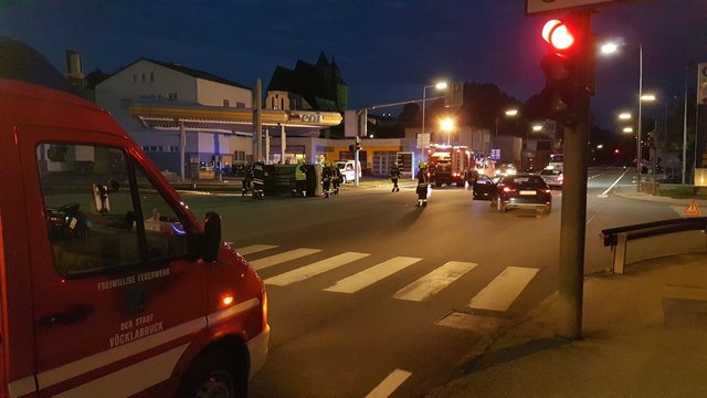 Ein 19-jähriger aus dem Bezirk Vöcklabruck, der noch den Probeführerschein hat, verursachte um 5 Uhr morgens angetrunken einen Unfall.