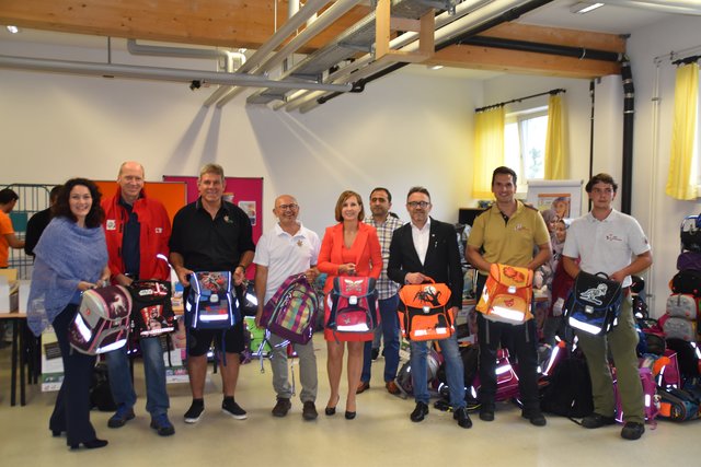 Die Politik, das Jugendrotkreuz, TSD und freiwillige Feuerwehr und Umwelt Verein Tirol | Foto: Isser