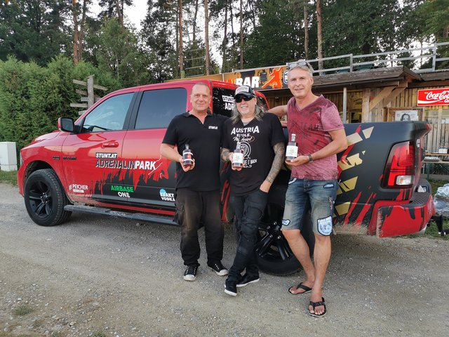 Rum-Aficionado Joe Schreiner (r.) kreierte einen Power-Rum. Tattoo-Star Mario Barth (M.) und Christian Löschnigg schmeckt’s.