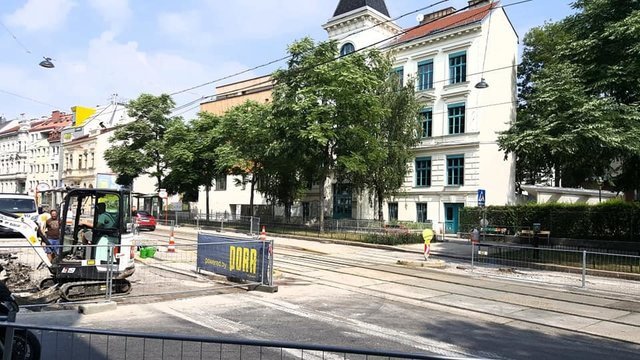 Vor der Volksschule Linzer Straße wird vor Schulbeginn die Fahrbahn erhöht und der gesamte Bereich übersichtlicher gestaltet.