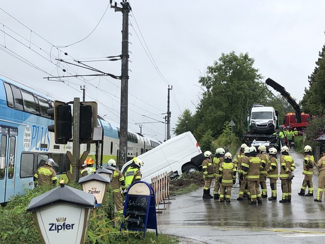 Auch um 17 Uhr steht an der Westbahnstrecke beim Bahnübergang Seeburg in Seekirchen noch alles still.