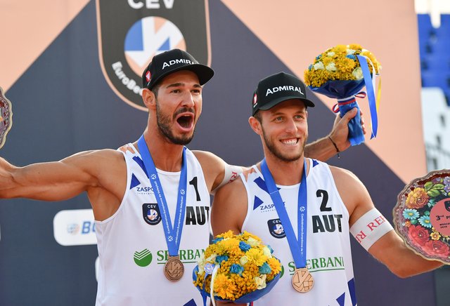 Grenzenloser Jubel: Beachvolleyballer Moritz Pristauz (r.) mit seinem Tiroler Partner Martin Ermacora