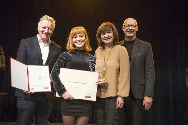 Im Jahr 2017 erhielt Alina Haushammer den Publikumspreis. V.li.: ORF-Direktor Helmut Krieghofer, LRin Beate Palfrader und Landestheater-Intendant Johannes Reitmeier mit der Preisträgerin des Josef-Kuderna-Stipendiums und Publikumsliebling Alina Haushammer. | Foto: Land Tirol/Berger