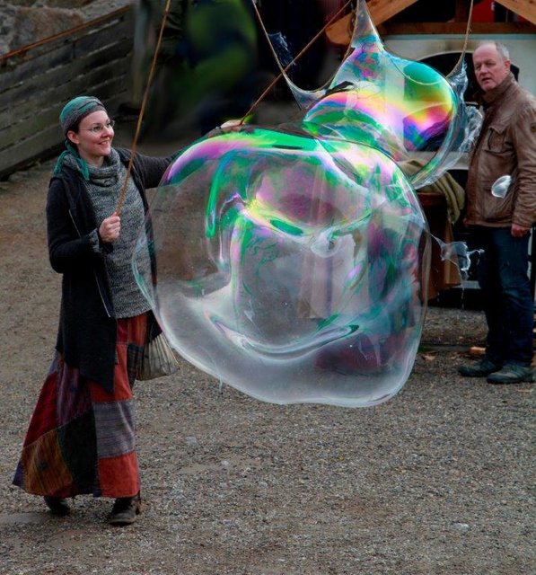 Künstlerin Clara verzaubert mit ihren Seifenblasen.