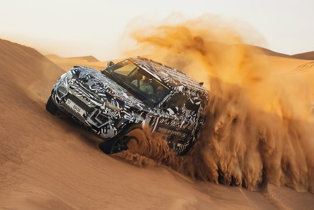 Härtetest für den neuen Land Rover Defender in Dubai, bevor er demnächst seine Weltpremiere feiert.