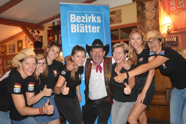 Sheriff Sascha und seine "Cowgirls" hatten ihre Gaudi im Saloon.