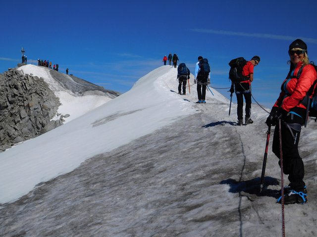 Schwindelfrei sollte man hier sein: Der Alpenverein Eferding am Gipfel des Venediger.