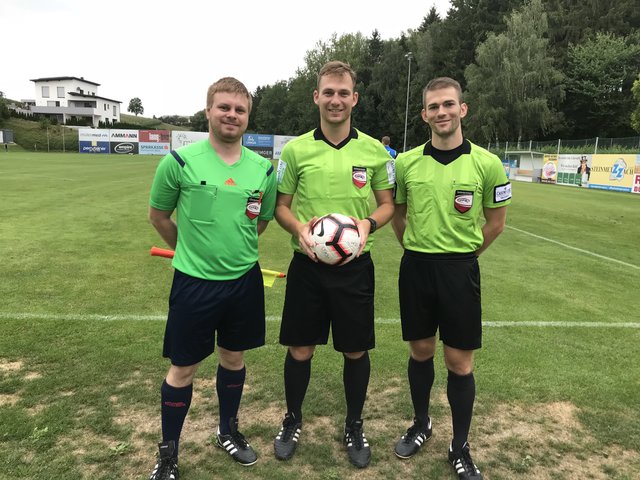 Edin Kustura (Mitte) mit dem Perger Philipp Wenigwieser, selbst Landesliga-Schiri (li.), und Markus Greinecker (Linz-Land).