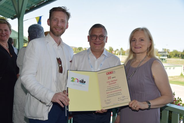 Zum Jubiläum gratulierte im Namen der Stadtgemeinde Baden Gemeinderat Gottfried Forsthuber herzlich. Eine Urkunde der Wirtschaftskammer mit Dank und Anerkennung überreichte Sigrid Weil.