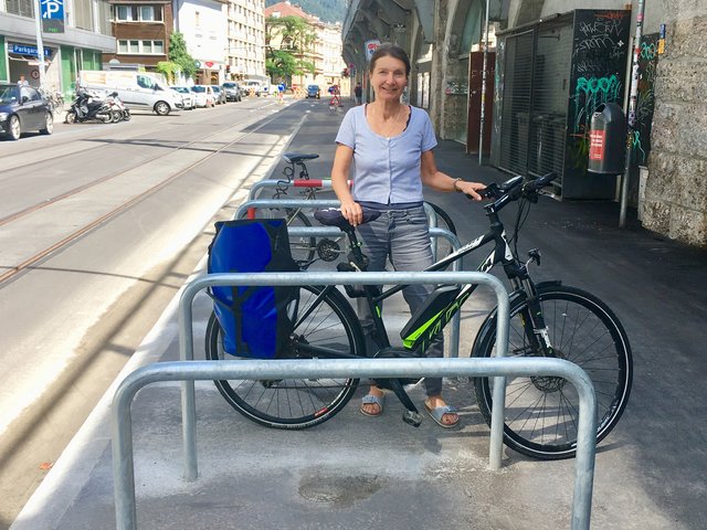Uschi Schwarzl ist Mobilitätsstadträtin Innsbrucks: Bei der Bogenmeile wurden 32 Radbügel aufgestellt. | Foto: Aigner