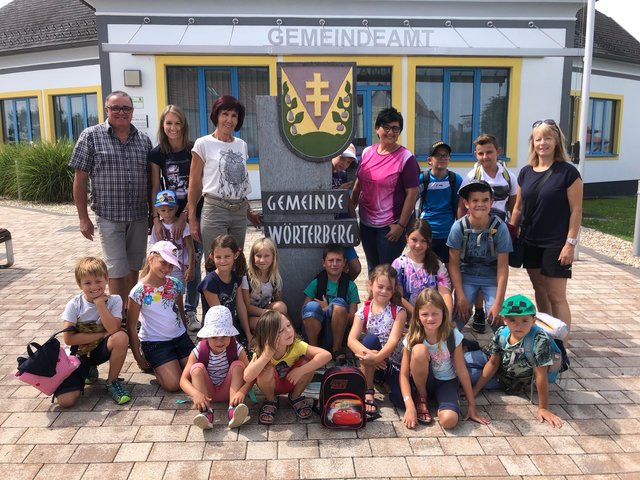 Die an der Sommerferienwoche teilnehmenden Kinder mit Bürgermeister Kurt Wagner, Gemenderätin Viktoria Pieber und Vizebürgermeisterin Marianne Hackl.
