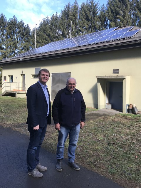 Wasserwart Helmut Taschner (rechts) und Obmann Bernhard Hirczy vor der neuen Photovoltaikanlage auf der Wasseraufbereitungsanlage in Jennersdorf.