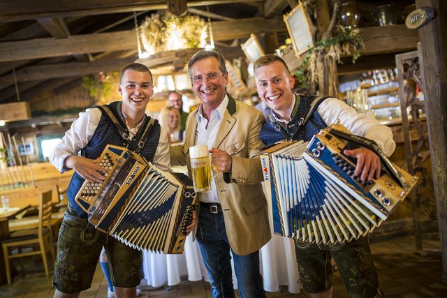 Die jungen Waldensteiner, Peter und Georg Lebinger, mit Braumeister Karl Theodor Trojan beim Dreh in der Waldschenke.