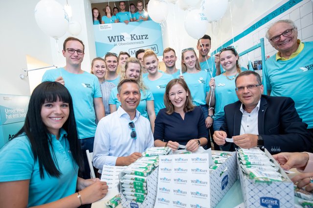 Wolfgang Hattmannsdorfer (OÖVP-Landesgeschäftsführer), Claudia Plakolm (JVP-Landesobfrau), August Wöginger (Landesspitzenkandidat und Klubobmann der ÖVP) und freiwillige Helfer im neu eröffneten Freiwilligenbüro der ÖVP in Linz.