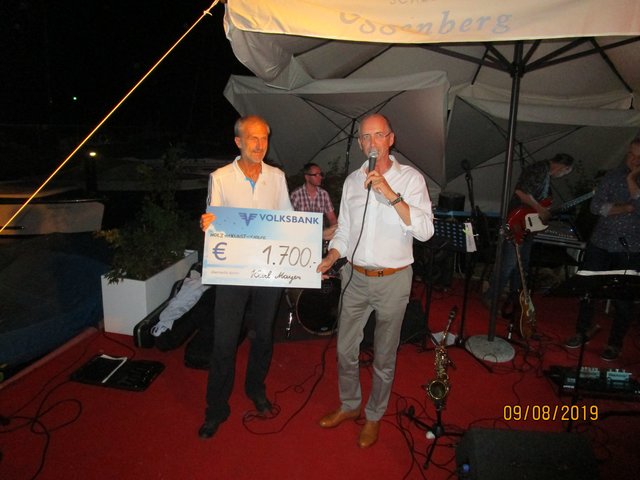 Der Schwemmholz-Künstler Karl Mayer (l.) übergab 1.700 Euro aus dem Erlös der Versteigerung seines Kunstwerkes an den Präsidenten des Motor-Yacht-Clubs Erich Mitter (r.).