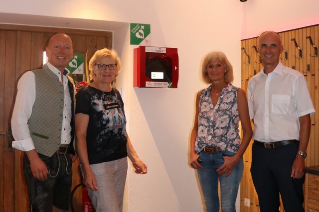 Der Defibrillator wurde an Othmar Zeilinger (li.) übergeben.