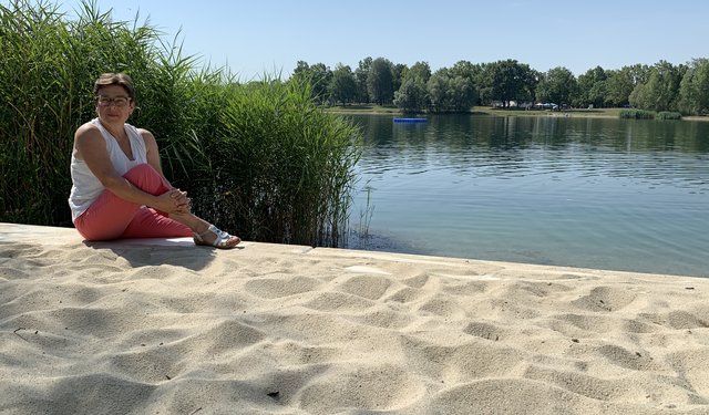 Gemeinderätin Sommer-Mühlberger beim neuen Sandstrand, der besonders bei Kindern sehr beliebt ist.