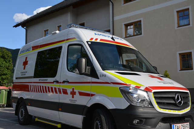 Der Verletzte wurde vom Roten Kreuz in das LKH-Tamsweg gebracht. (SYMBOLBILD)