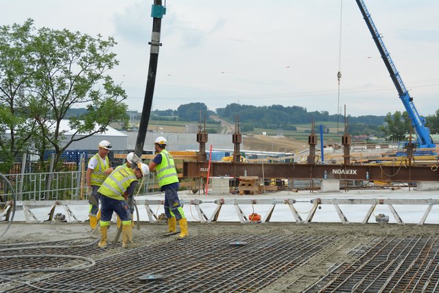 Der letzte Beton für die Erlaufbrücke wurde nun eingegossen.