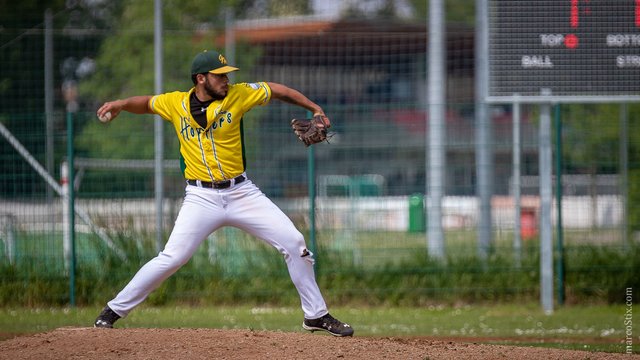 Pitcher Miguel Bastida