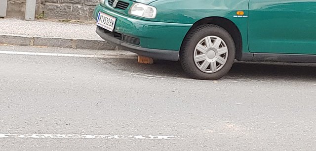Dieser Ziegelstein wurde auf das parkende Auto geworfen.