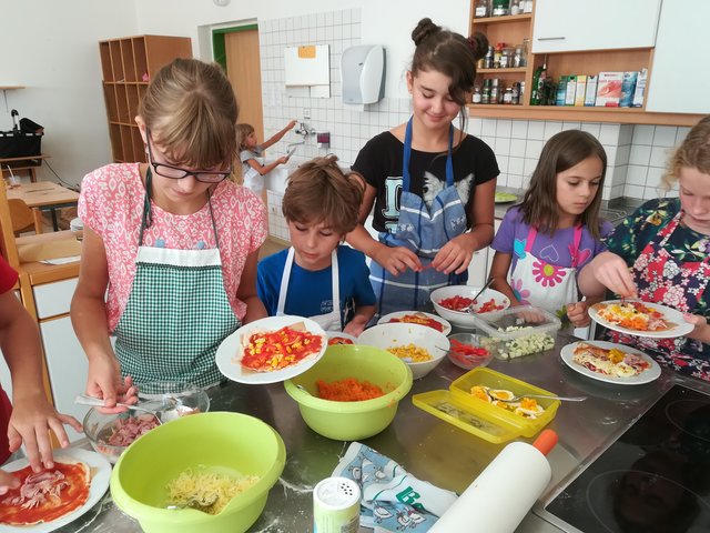 Die Kinder waren beim Kochen eifrig dabei.