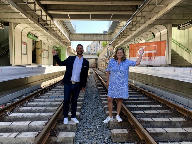Mariahilfs Bezirksvorsteher Markus Rumelhart und Margaretens Bezirkschefin Susanne Schaefer-Wiery (beide SPÖ) bei der Besichtigung der Baustelle.