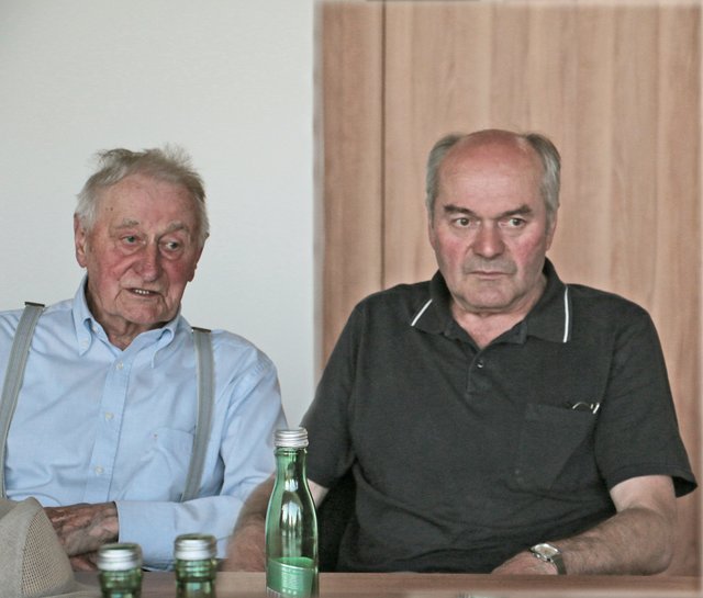 Johann Haas (li) wird altes Werkzeug herzeigen, Franz Mairinger (re) kommt mit Dengelstock und Sense 